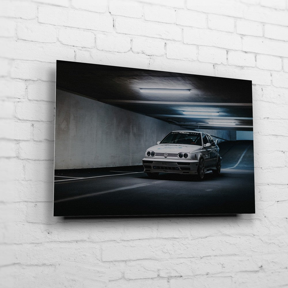 Jesse’s VW Jetta – Tunnel Side Approach auf gebürstetem Aluminium an weißer Ziegelwand