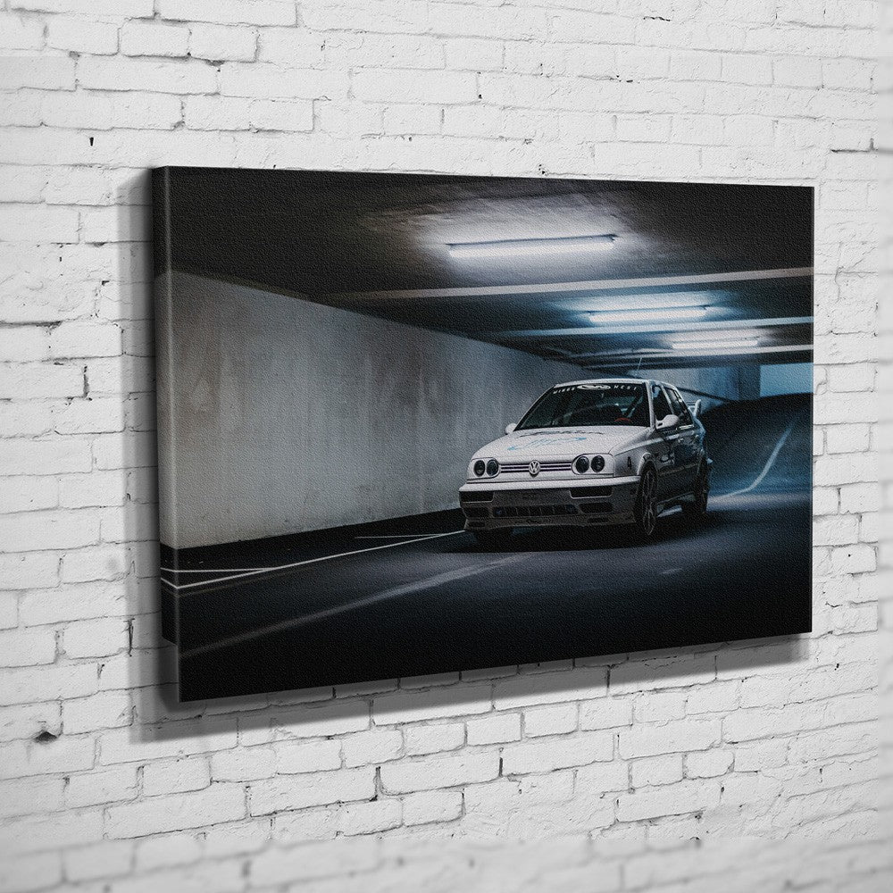 Jesse’s VW Jetta – Tunnel Side Approach auf Leinwand an weißer Ziegelwand