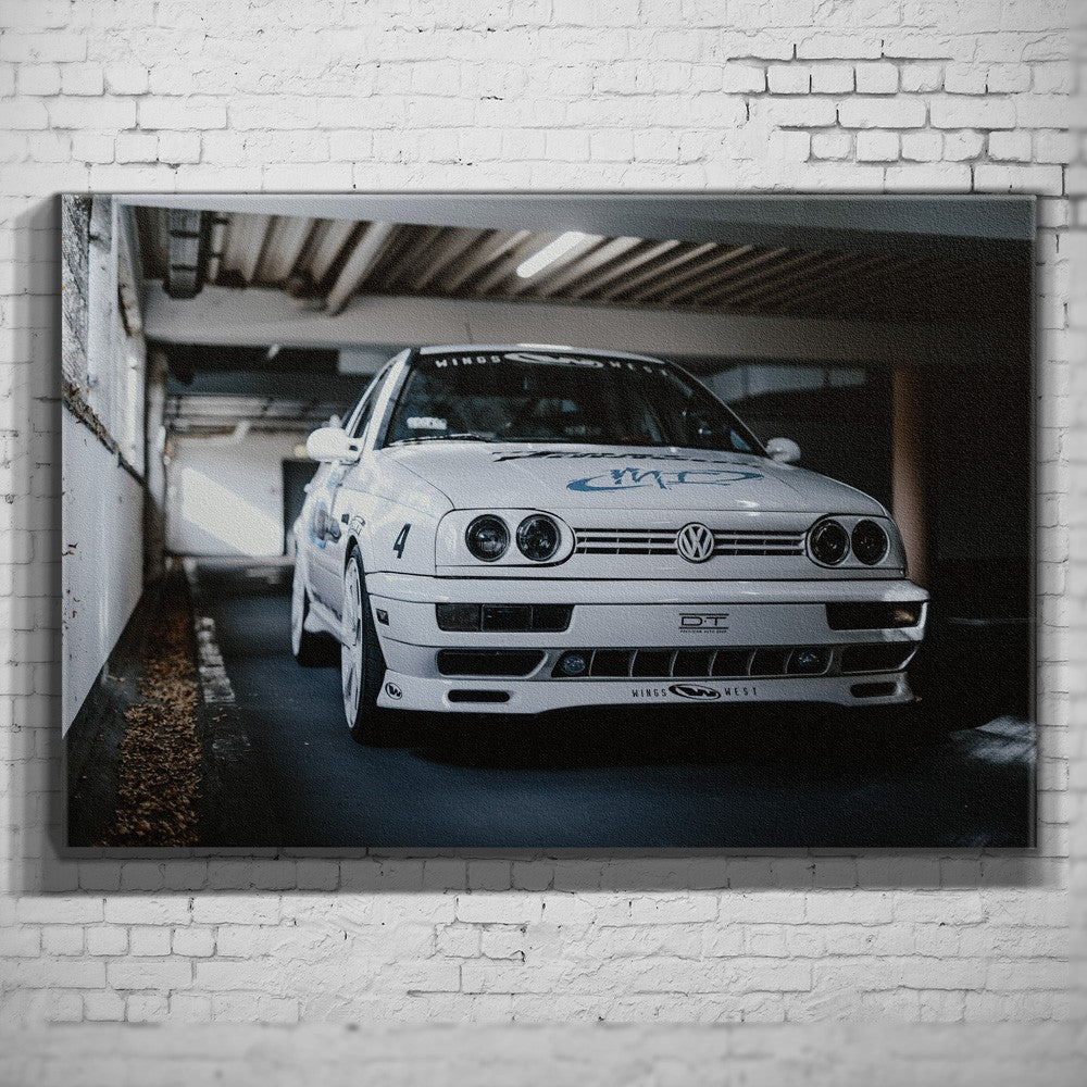 Jesse’s VW Jetta – Workshop Front auf Acrylglas an weißer Ziegelwand