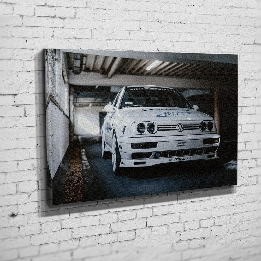 Jesse’s VW Jetta – Workshop Front auf gebürstetem Aluminium an weißer Ziegelwand
