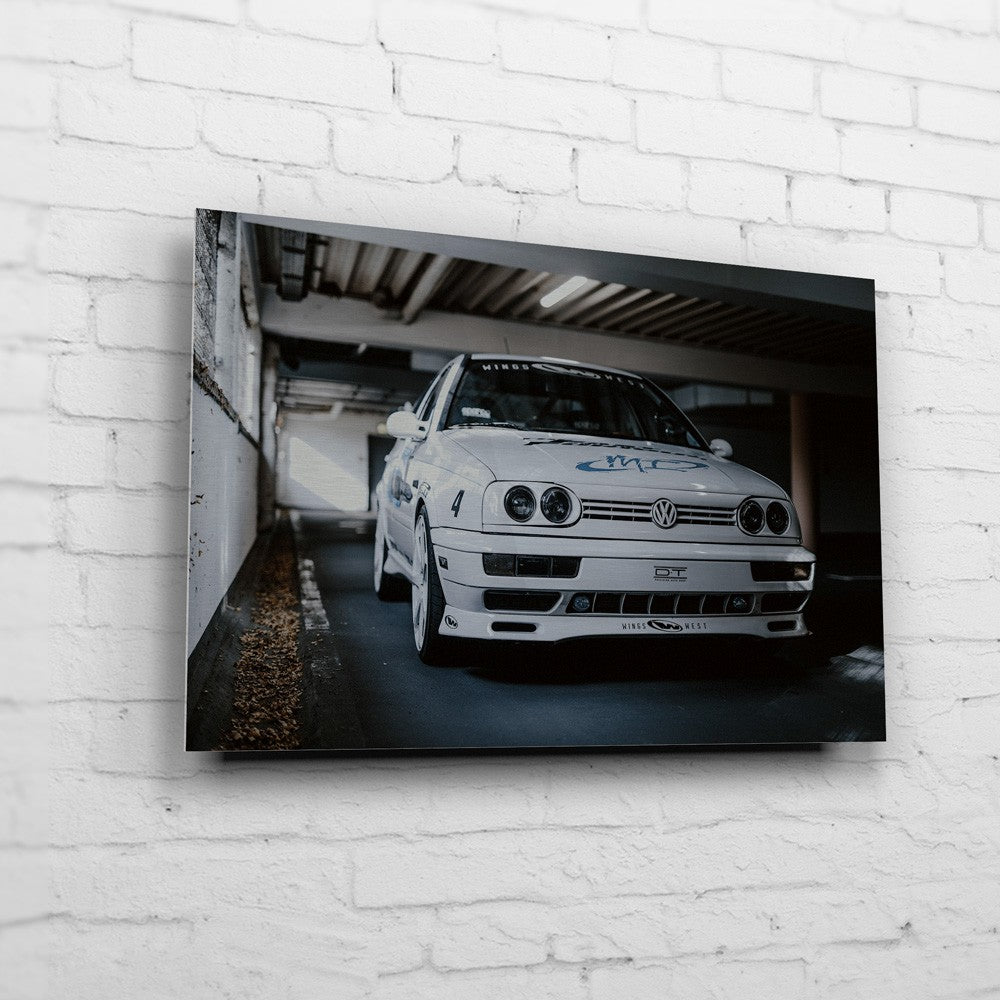 Jesse’s VW Jetta – Workshop Front auf Leinwand an weißer Ziegelwand