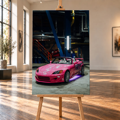 Ein hochformatiges Leinwandbild ist auf einer Holzstaffelei in einem sonnigen Raum mit großen Fenstern und Holzboden visualisiert. Im Bild steht der pinke Honda S2000 aus „2 Fast 2 Furious“ mit violetter Unterbodenbeleuchtung in einer dunklen Industriehalle.