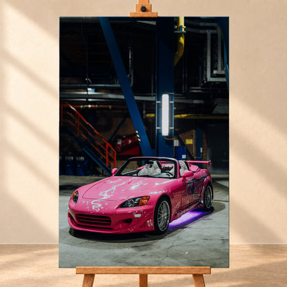 Frontale Visualisierung eines hochformatigen Leinwandbilds auf einer Holzstaffelei vor heller Wand. Das Motiv zeigt den pinken Honda S2000 aus „2 Fast 2 Furious“ mit weißem Dekor und violetter Unterbodenbeleuchtung in einer dunklen Industriehalle.