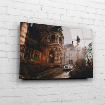 Mercedes W111 – Castle Arrival auf Acrylglas an weißer Ziegelwand