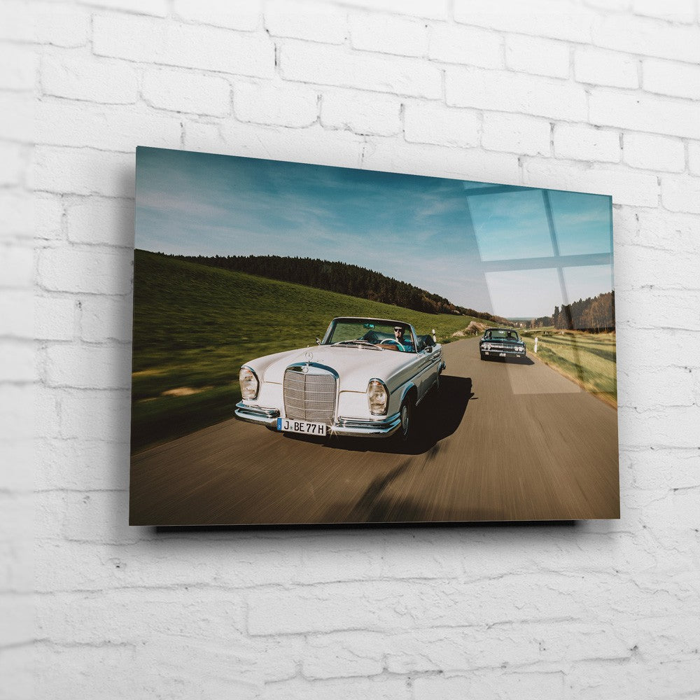 Mercedes W111 – Open Road auf Acrylglas an weißer Ziegelwand