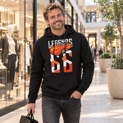 Mann im schwarzen Hoodie mit Orange Julius RX-7 als Legends-Frontmotiv geht mit einer Einkaufstasche durch ein helles Shopping-Center.