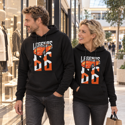 Mann und Frau in schwarzen Hoodies mit Orange Julius RX-7 als Legends-Frontmotiv gehen mit Einkaufstaschen durch das Shopping-Center.