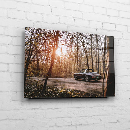 Porsche 911 – Forest Sunset auf Acrylglas an weißer Ziegelwand