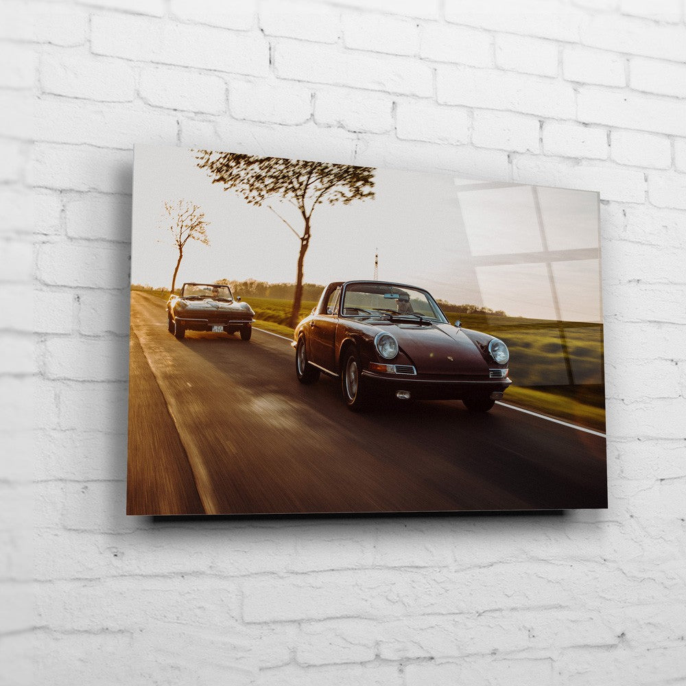 Porsche 911 Targa – Sunset Drive auf Acrylglas an weißer Ziegelwand