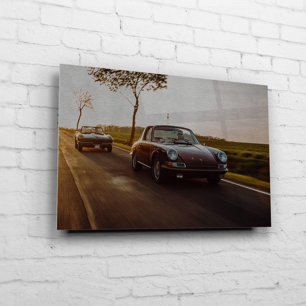 Porsche 911 Targa – Sunset Drive auf gebürstetem Aluminium an weißer Ziegelwand