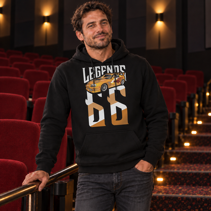 Mann im schwarzen Hoodie mit Slap Jack’s Supra als Legends-Frontmotiv steht am Geländer im Kinosaal mit roten Sitzen.