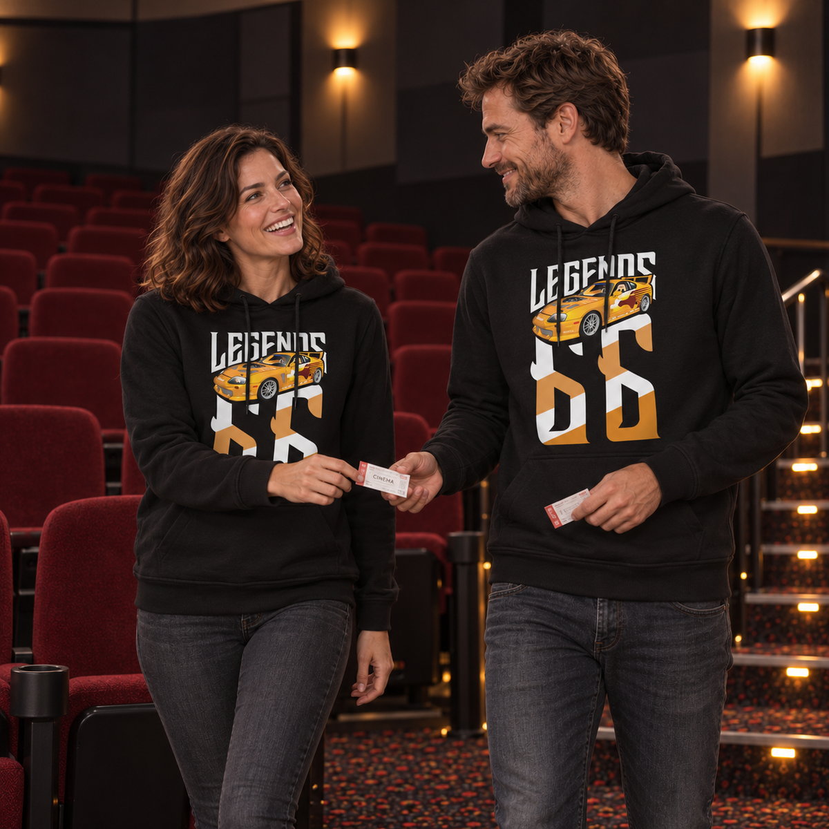 Mann und Frau in schwarzen Hoodies mit Slap Jack’s Supra als Legends-Frontmotiv stehen im Kinosaal und sehen einander an.
