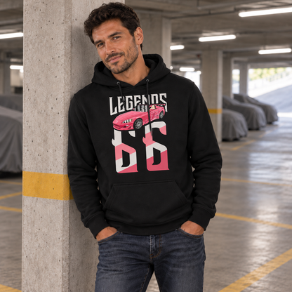 Mann im schwarzen Hoodie mit Suki’s S2000 als Legends-Frontmotiv lehnt in einer Tiefgarage an einer Betonsäule.