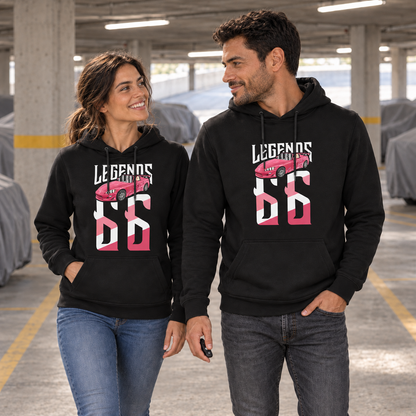 Mann und Frau in schwarzen Hoodies mit Suki’s S2000 als Legends-Frontmotiv gehen nebeneinander durch die Tiefgarage.