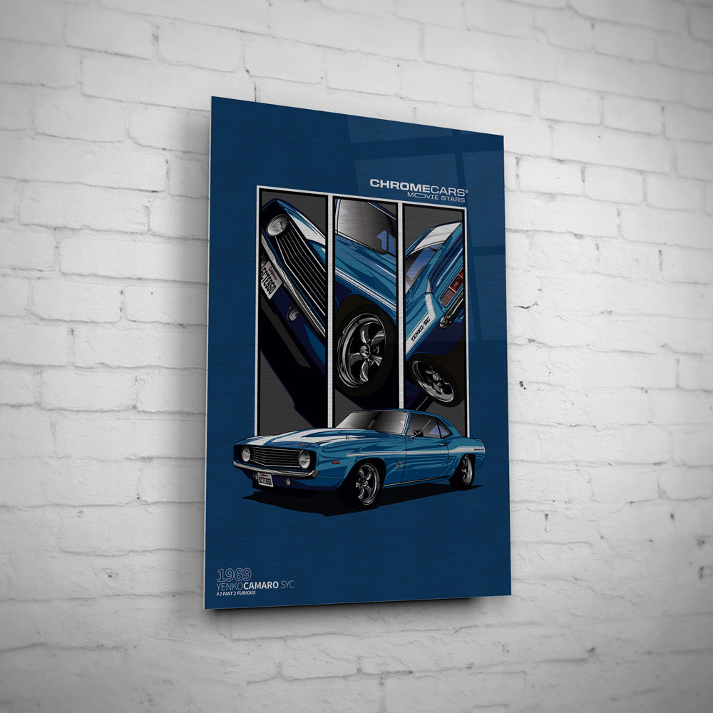 Yenko Camaro – Detail Triptych auf gebürstetem Aluminium an weißer Ziegelwand
