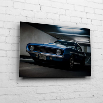 Yenko Camaro – Garage Front auf gebürstetem Aluminium an weißer Ziegelwand