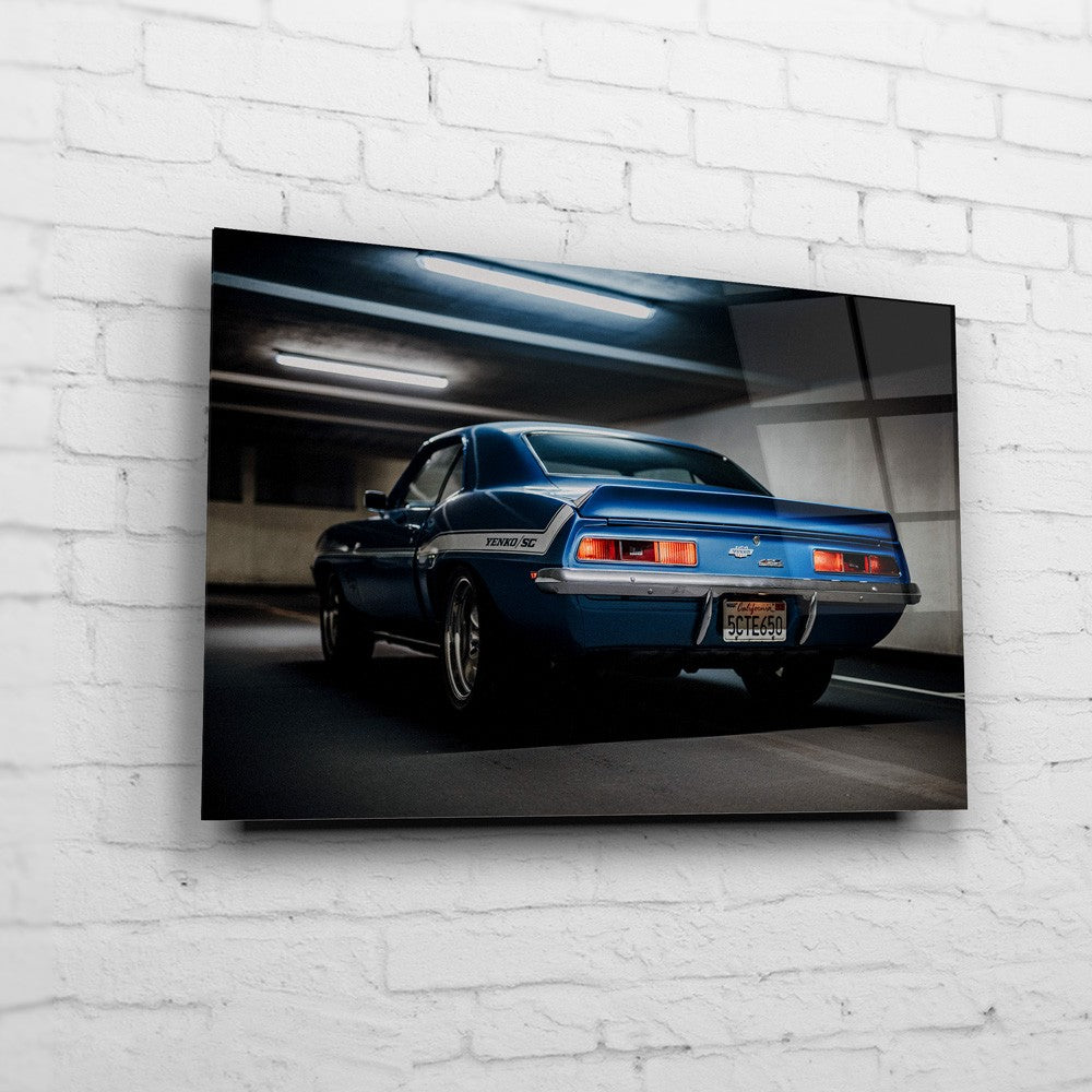 Yenko Camaro – Garage Rear auf Acrylglas an weißer Ziegelwand
