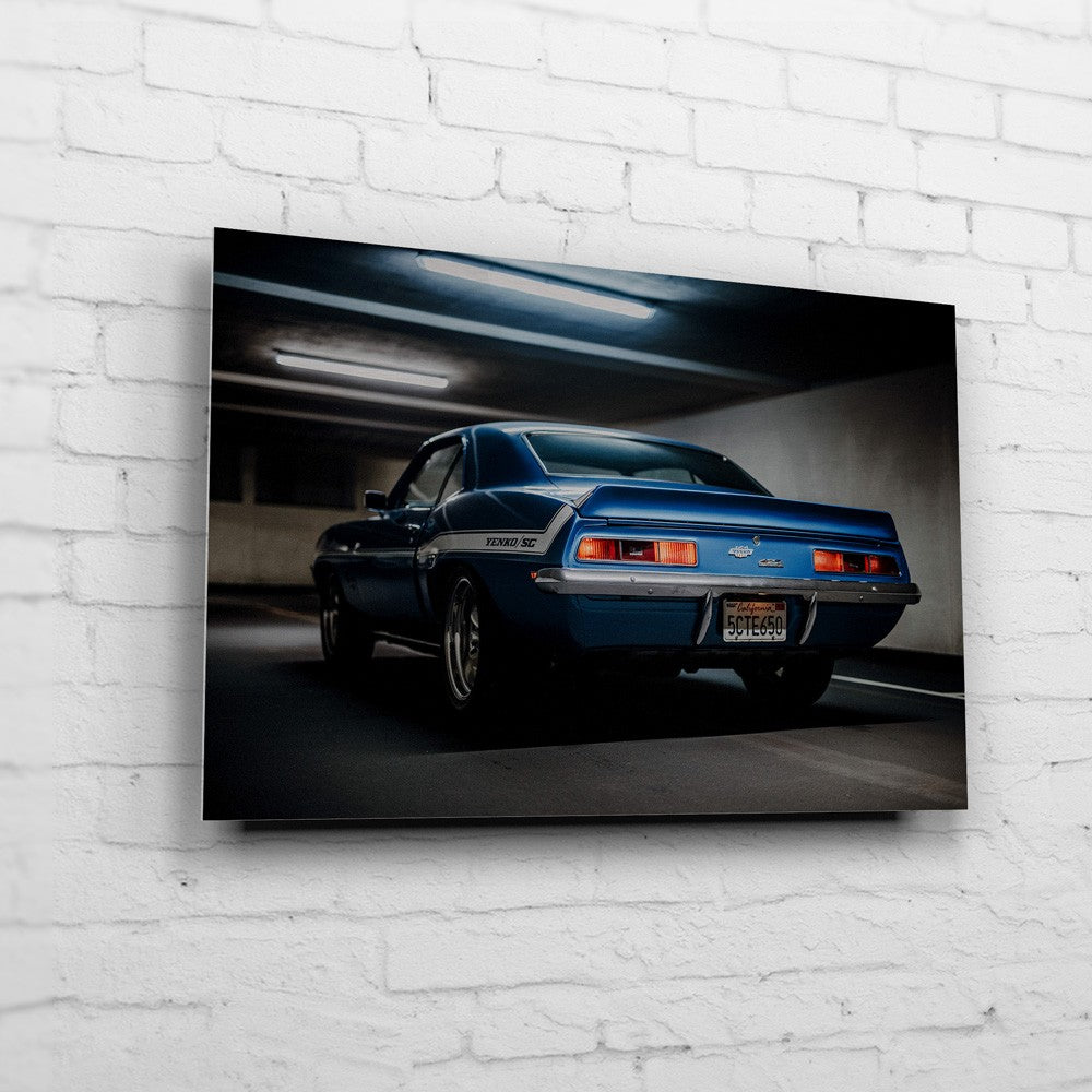 Yenko Camaro – Garage Rear auf gebürstetem Aluminium an weißer Ziegelwand