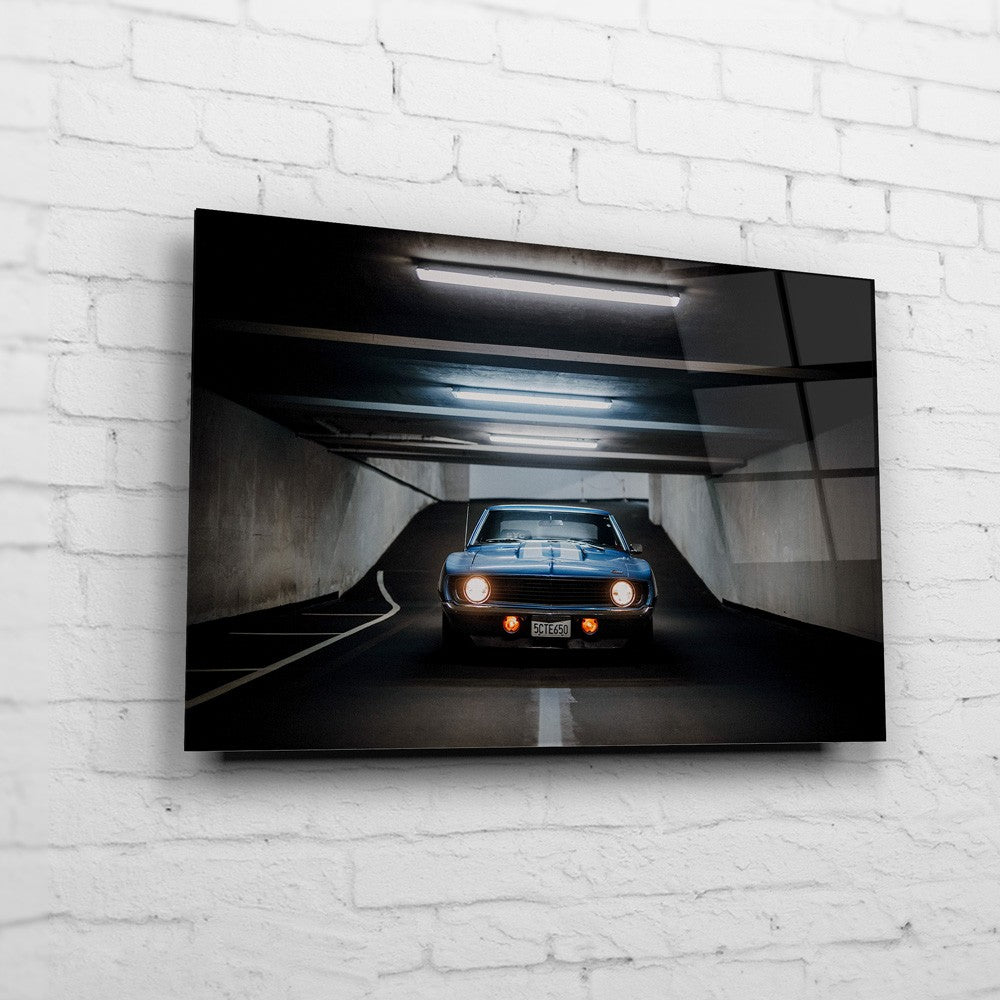 Yenko Camaro – Tunnel Rear auf Acrylglas an weißer Ziegelwand