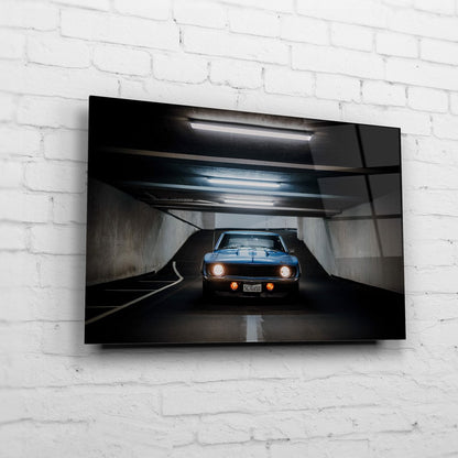 Yenko Camaro – Tunnel Rear auf Acrylglas an weißer Ziegelwand