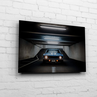 Yenko Camaro – Tunnel Rear auf gebürstetem Aluminium an weißer Ziegelwand