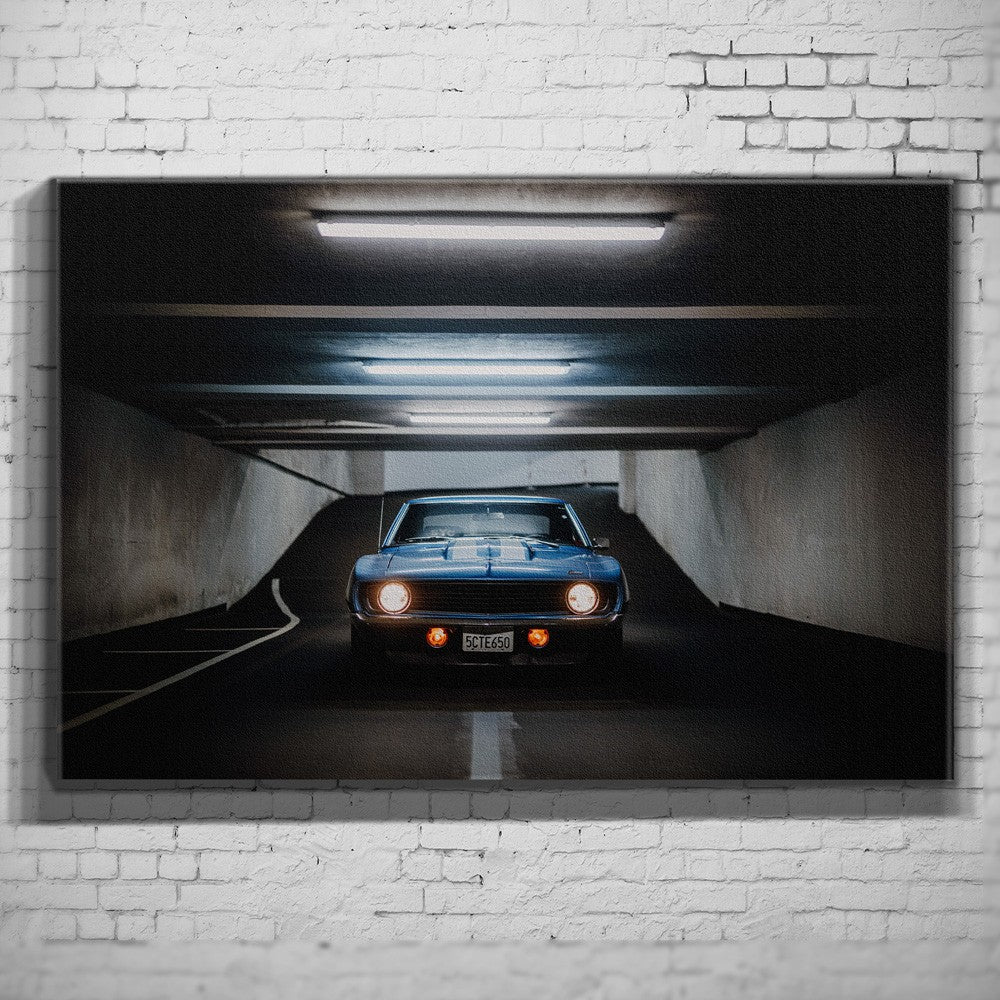 Yenko Camaro – Tunnel Rear auf Leinwand an weißer Ziegelwand